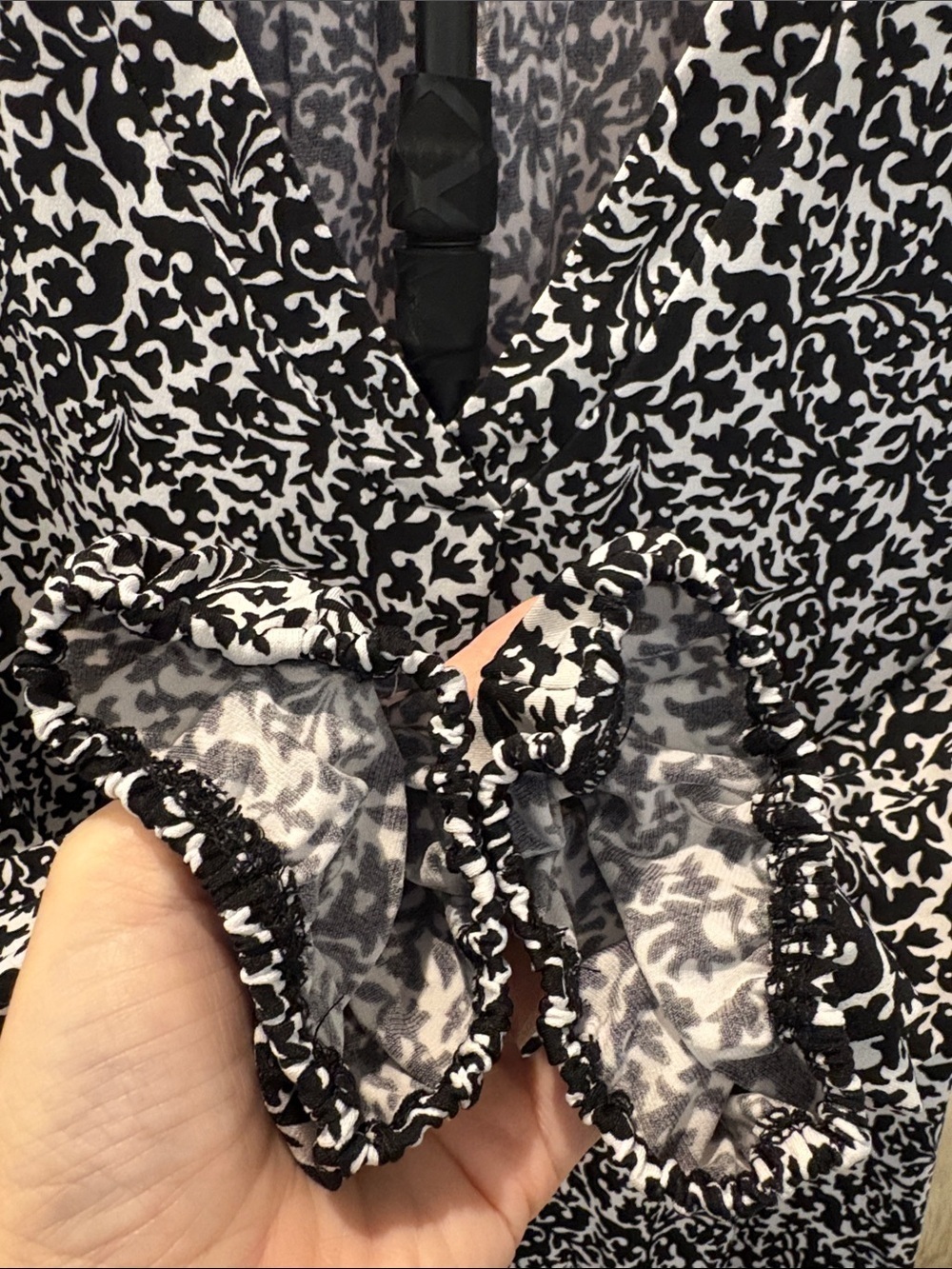 Vince Camuto Black & White Printed V-Neck Long-Sleeve Blouse Size Large NWT - Picture 3 of 8